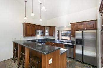 Hotel Mammoth Village By 101 Great Escapes Mammoth Lakes